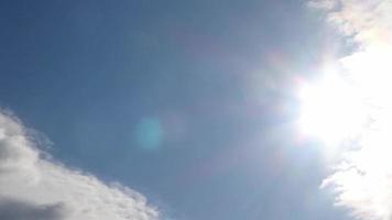 impresionante lapso de tiempo de luz solar y nubes en movimiento en el cielo azul. video