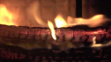 fogo quente e aconchegante queimando com chamas laranja em vista de perto video