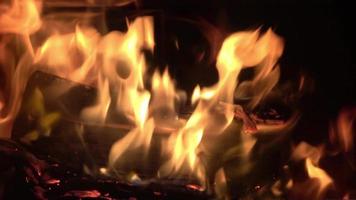 warmes und gemütliches Feuer, das mit orangefarbenen Flammen in der Nähe brennt video