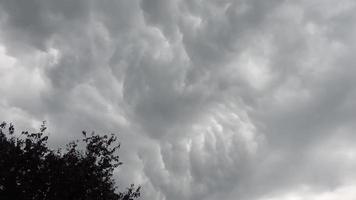 laps de temps de superbes formations de nuages sombres juste avant un orage video