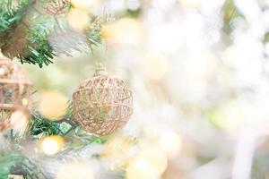 primer plano de la bola de oro para el fondo de la decoración de navidad o año nuevo foto