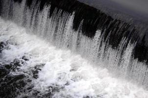 una imagen del agua que fluye. la presa está diseñada para regular el nivel del agua en los ríos dentro de la ciudad y para proporcionar agua técnica a los objetos industriales foto