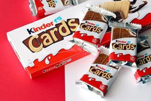 ternopil, ucrania - 3 de junio de 2022 paquete de productos de tarjetas de chocolate kinder. kinder es una marca de productos de confitería de la multinacional confitería ferrero. foto