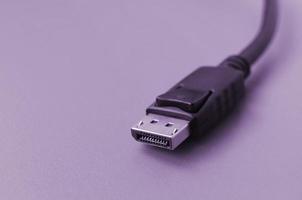 Conector chapado en oro Displayport macho de 20 pines para una conexión impecable sobre un fondo morado foto