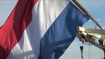 Bandera de Schlwesig Holstein en un asta de bandera en un barco que se mueve en el viento.
