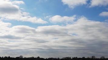atemberaubender Zeitraffer von Sonnenlicht und sich bewegenden Wolken am blauen Himmel. video