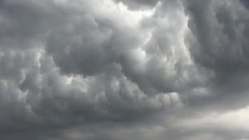 laps de temps de superbes formations de nuages sombres juste avant un orage video