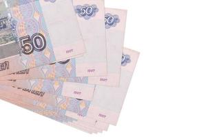 Los billetes de 50 rublos rusos se encuentran en un pequeño grupo o paquete aislado en blanco. maqueta con espacio de copia. negocios y cambio de moneda foto