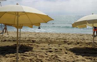 playa en barcelona, españa, por la tarde foto