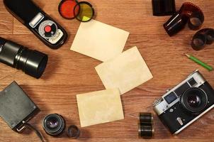 bodegón con equipo de fotografía antiguo foto