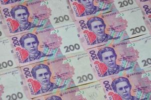 un primer plano de un patrón de muchos billetes en moneda ucraniana con un valor nominal de 200 hryvnia. imagen de fondo sobre negocios en ucrania foto