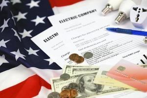 factura de electricidad americana abstracta. concepto de ahorro de dinero mediante el uso de bombillas LED de ahorro de energía y pago de facturas eléctricas foto