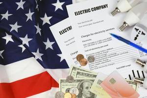 factura de electricidad americana abstracta. concepto de ahorro de dinero mediante el uso de bombillas LED de ahorro de energía y pago de facturas eléctricas foto