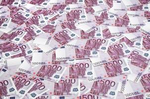 cierre la cantidad de fotos de fondo de quinientos billetes de la moneda de la unión europea. muchos billetes rosas de 500 euros están al lado. foto de textura simbólica para la riqueza