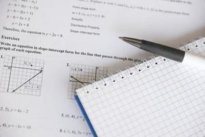 escritura a mano de tareas geométricas en examen, práctica, prueba o prueba en clase de geometría. resolver el concepto de ecuaciones exponenciales. foto