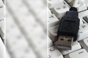 entrada usb negra en el teclado de computadora clásico blanco con diseño en inglés y ruso con campo de espacio de copia foto