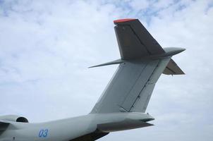 gran cola de aviones militares blindados de cerca contra el cielo azul foto