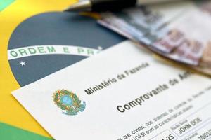 ternopil, ucrania - 20 de mayo de 2022 prueba de cobro con el logotipo del ministerio da fazenda - el ministerio es responsable de formular e implementar la política económica y financiera del país foto