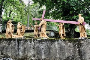 lourdes en francia en 2011. una vista del camino de la cruz en lourdes foto