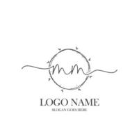 monograma de belleza mm inicial y diseño de logotipo elegante, logotipo de escritura a mano de firma inicial, boda, moda, floral y botánica con plantilla creativa. vector