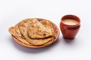 chai paratha: el té caliente servido con pan plano es una comida tradicional sencilla de india y pakistán foto