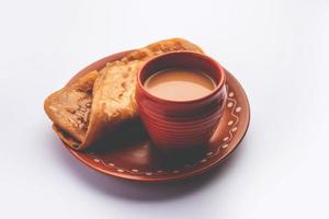 chai paratha: el té caliente servido con pan plano es una comida tradicional sencilla de india y pakistán foto
