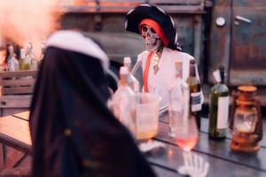 decoraciones de halloween con esqueleto y whisky foto