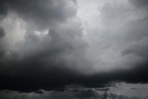 nubes de tormenta flotando en un día lluvioso con luz natural. paisaje de nubes, clima nublado. fondo de entorno de naturaleza escénica de nubes blancas y grises foto