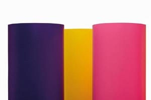 material para publicidad como producto de banner. películas rosas, moradas y amarillas en rollos de cloruro de polivinilo. foto