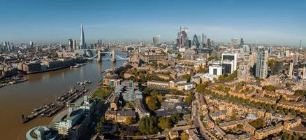 Vista panorámica aérea del paisaje urbano de Londres y el río Támesis foto