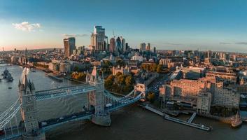 vista aérea del puente de la torre de londres al atardecer. foto