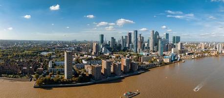 vista panorámica aérea del horizonte de canary wharf, el distrito financiero líder en el mundo en londres, reino unido. foto