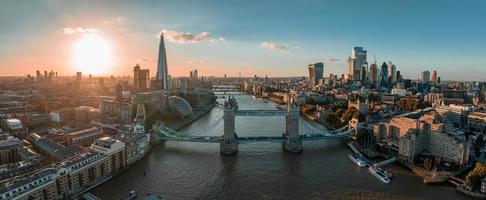 vista aérea del puente de la torre de londres al atardecer. foto