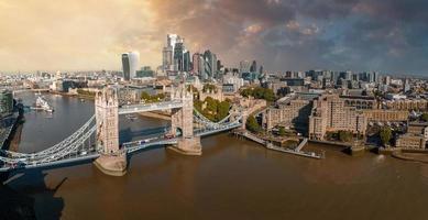 Vista panorámica aérea del paisaje urbano de Londres y el río Támesis
