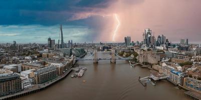 vista aérea del puente de la torre, en el centro de londres, desde la orilla sur del támesis. foto