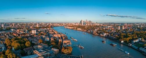 vista panorámica aérea del horizonte de canary wharf, el distrito financiero líder en el mundo en londres, reino unido. foto