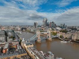 vista aérea del puente de la torre, en el centro de londres, desde la orilla sur del támesis. foto