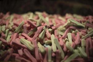 mucha mermelada en el cajón. goma de mascar en la tienda. venta de dulces. foto