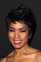 los angeles - 18 de marzo - angela bassett llega al estreno de olympus ha caído en los angeles en los teatros arclight hollywood el 18 de marzo de 2013 en los angeles, ca foto