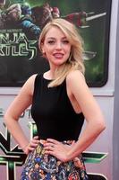 los angeles - 3 de agosto - abby elliott en el estreno de las tortugas ninja mutantes adolescentes en el teatro del pueblo el 3 de agosto de 2014 en westwood, ca foto