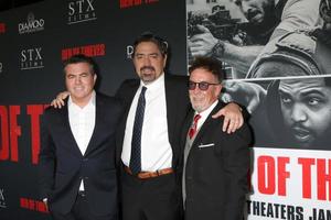 los angeles - 17 de enero - tucker tooley, christian gudegast, mark canton en el estreno de la guarida de los ladrones en los teatros regal la live el 17 de enero de 2018 en los angeles, ca foto