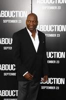 los angeles - 15 de septiembre - john singleton llegando al estreno de abducción en el teatro chino de grauman el 15 de septiembre de 2011 en los angeles, ca foto