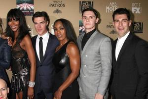 los angeles - 3 de octubre - naomi jackson, finn wittrock, angela bassett, evan peters, max greenfield en la historia de horror americana - proyección de estreno del hotel en los teatros regal 14 el 3 de octubre de 2015 en los angeles, ca foto