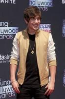 los angeles - 1 de agosto - austin mahone llega a los premios young hollywood 2013 en el amplio escenario el 1 de agosto de 2013 en santa monica, ca foto