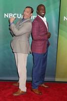 los angeles - 2 de mayo matt iseman, akbar gbaja-biamila en el día de prensa de verano de nbcuniversal en universal studios el 2 de mayo de 2018 en universal city, ca foto