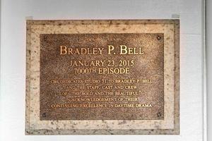 los ángeles - 14 de enero - bradley p. placa del escenario de campana mientras la audaz y hermosa celebra el espectáculo número 7000 en una ciudad de televisión de cbs el 14 de enero de 2015 en los angeles, ca foto