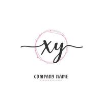 xy escritura a mano inicial y diseño de logotipo de firma con círculo. hermoso diseño de logotipo escrito a mano para moda, equipo, boda, logotipo de lujo. vector