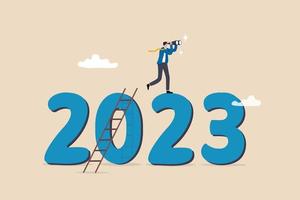 Perspectiva del año 2023, previsión económica o visión futura, oportunidad de negocio o desafío por delante, revisión del año o concepto de análisis, empresario de confianza con binoculares sube la escalera en el año 2023. vector