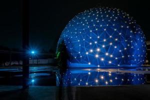 edificio en forma de cúpula, con luces de colores, reflejo en el agua, piel paramétrica mexico foto