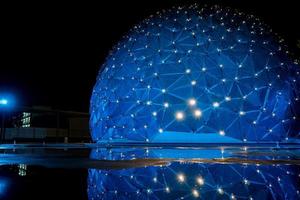 edificio en forma de cúpula, con luces de colores, reflejo en el agua, piel paramétrica mexico foto